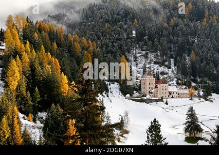 Castello Gardena in autunno. Fu costruito nel 1641 in stile rinascimentale. Santa Cristina Valgardena, Val Gardena, Alto Adige, Italia. Foto Stock