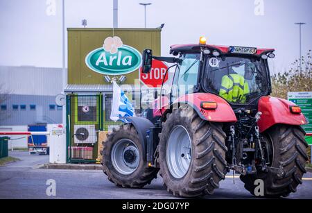 Upahl, Germania. 03 dic 2020. Gli agricoltori si riuniscono di fronte all'Arla Dairy per un'azione di protesta per l'aumento dei prezzi del latte. Gli agricoltori del Meclemburgo-Pomerania occidentale hanno ancora una volta avviato sfilate di trattori a diversi trasformatori di latte e carne. Sono previste azioni presso le latterie di Wismar, Upahl e Waren, sul Müritz, e di fronte al più grande macello del nord-est. Credit: Jens Büttner/dpa-Zentralbild/ZB/dpa/Alamy Live News Foto Stock