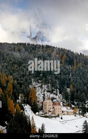 Castello Gardena in autunno. Fu costruito nel 1641 in stile rinascimentale. Santa Cristina Valgardena, Val Gardena, Alto Adige, Italia. Foto Stock