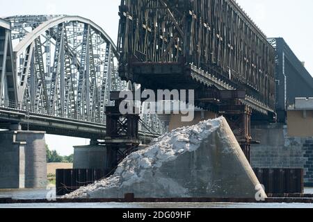 Ponte stradale e ponte ferroviario sul fiume Vistola a Tczew, Polonia. 30 Giugno 2020 © Wojciech Strozyk / Alamy Stock Photo Foto Stock