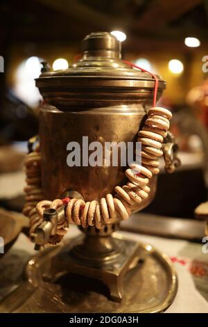 Samovar con un mazzo di bagel sul tavolo Foto Stock