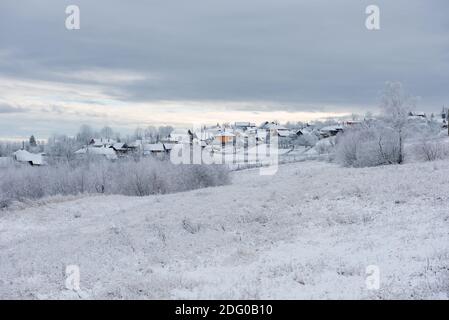 Villaggio alpino in Transilvania, Romania. Coperta di neve case in inverno Foto Stock