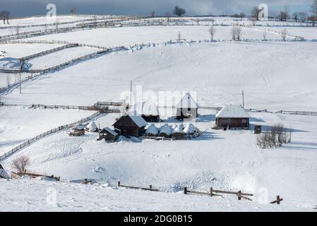 In inverno il villaggio di montagna paesaggio con coperta di neve case Foto Stock