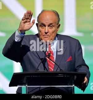 **FILE FOTO** Rudy Giuliani Test positivi per Covid-19. WEST PALM BEACH, FLORIDA - 19 DICEMBRE: Indossando il suo anello World Series di New York Yankee, l'ex sindaco di New York e avvocato del presidente Donald Trump Rudy Giuliani parla al Turning Point USA Student Action Summit del 2019 - giorno 1 al Palm Beach County Convention Center il 19 dicembre 2019 a West Palm Beach, Florida. Credito: hoo-me.com/MediaPunch Foto Stock