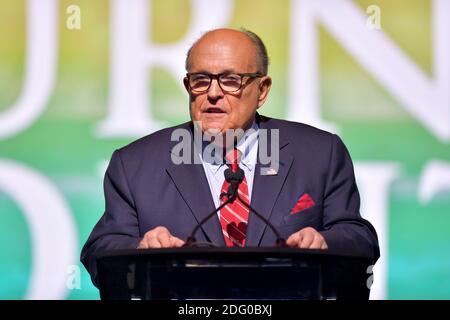 **FILE FOTO** Rudy Giuliani Test positivi per Covid-19. WEST PALM BEACH, FLORIDA - 19 DICEMBRE: Indossando il suo anello World Series di New York Yankee, l'ex sindaco di New York e avvocato del presidente Donald Trump Rudy Giuliani parla al Turning Point USA Student Action Summit del 2019 - giorno 1 al Palm Beach County Convention Center il 19 dicembre 2019 a West Palm Beach, Florida. Credito: hoo-me.com/MediaPunch Foto Stock