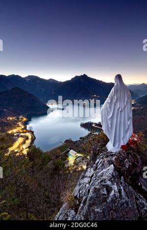 Crepuscolo sulla Madonnina di Besta e sul Lago di Ledro. Sullo sfondo, i monti Tremalzo, Sarbano e Corno. Ledro, Trentino, Italia. Foto Stock