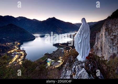 Crepuscolo sulla Madonnina di Besta e sul Lago di Ledro. Sullo sfondo, i monti Tremalzo, Sarbano e Corno. Ledro, Trentino, Italia. Foto Stock