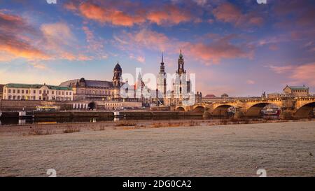 Dresda, Germania. Immagine della città dello skyline di Dresda, Germania con la cattedrale di Dresda durante lo splendido tramonto. Foto Stock