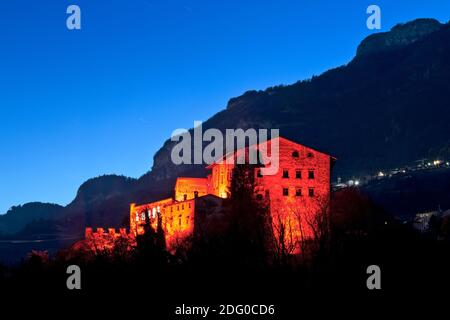 Notte di luna piena al castello di Noarna. Nel XVII secolo fu teatro di un famoso processo di strega. Nogaredo, Trentino Alto Adige, Italia. Foto Stock