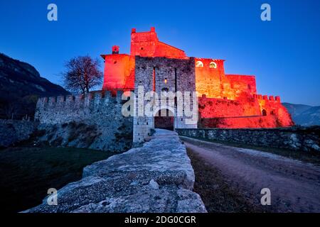 Notte di luna piena al castello di Noarna. Nel XVII secolo fu teatro di un famoso processo di strega. Nogaredo, Trentino Alto Adige, Italia. Foto Stock