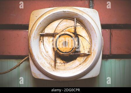 Ventola di scarico della cucina sporca con un filo sporco. Estrattore di kichen sporco e oliato. Foto Stock