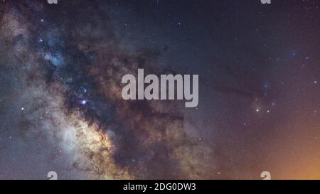 centro galattico della via lattea con molti colori su un cielo stellato nello spazio profondo Foto Stock