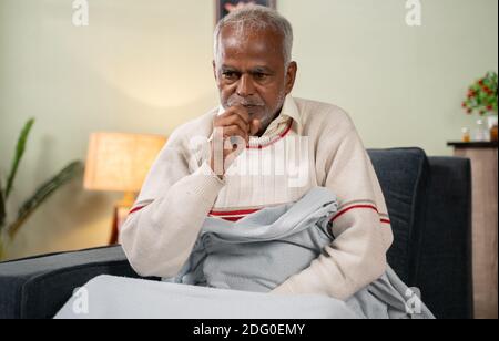 L'anziano malato si svegliò nel bel mezzo della notte durante il sonno a causa di febbre e tosse Foto Stock