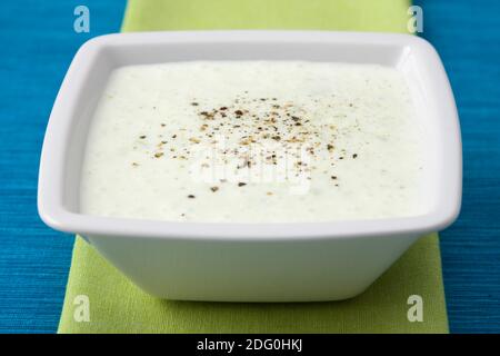 Gurkensupe mit Joghurt - zuppa di yogurt al cetriolo Foto Stock