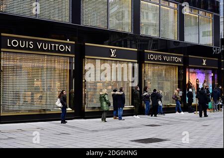 Vienna, Austria. , 7 dicembre 2020. Dopo la fine del secondo blocco di lunedì, la corsa allo shopping a Vienna è stata fantastica. Si è bloccato di fronte ai negozi nelle vie dello shopping. Credit: Franz PERC/Alamy Live News Foto Stock