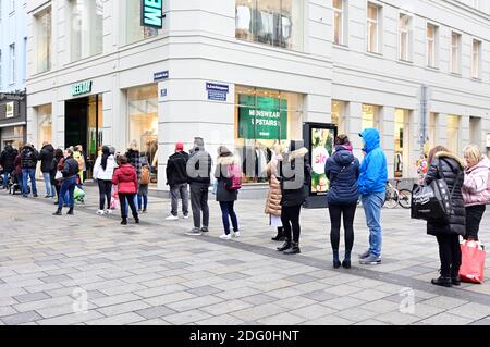 Vienna, Austria. , 7 dicembre 2020. Dopo la fine del secondo blocco di lunedì, la corsa allo shopping a Vienna è stata fantastica. Si è bloccato di fronte ai negozi nelle vie dello shopping. Credit: Franz PERC/Alamy Live News Foto Stock