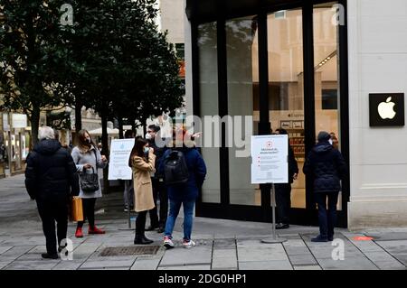 Vienna, Austria. , 7 dicembre 2020. Dopo la fine del secondo blocco di lunedì, la corsa allo shopping a Vienna è stata fantastica. Si è bloccato di fronte ai negozi nelle vie dello shopping. Credit: Franz PERC/Alamy Live News Foto Stock