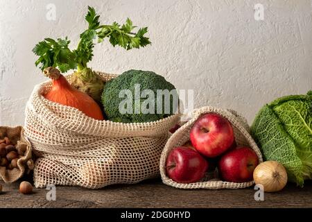 Verdure fresche e frutta in sacchetti ecologici riutilizzabili in cotone biologico, con spazio per la copia Foto Stock