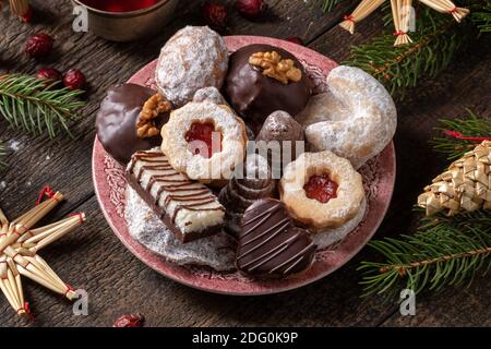 Alveari o nidi di vespa, cressenze di vaniglia, Linzer e vari biscotti cechi di Natale su un piatto Foto Stock