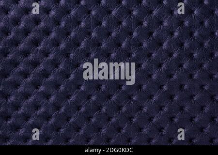 Texture di sfondo blu navy pelle con motivo maiuscolo, macro. Tessuto viola scuro in stile retrò Chesterfield. Sfondo viola in tessuto vintage. Foto Stock