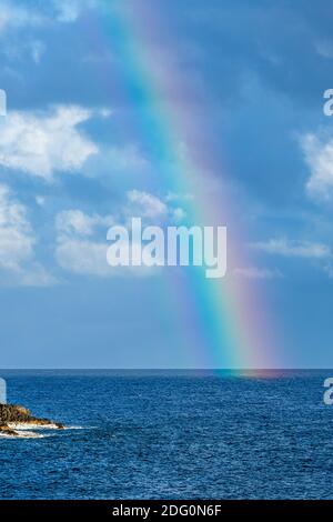 Arcobaleno sul mare offshore da montagna gialla, Montaña Amarilla, Costa Silencio, Tenerife, Isole Canarie, Spagna Foto Stock