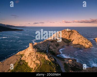 Vista aerea del sole di mattina presto sul faro e. Torre Genovese a la pietra in Ile Rousse nel Balagne regione della Corsica Foto Stock