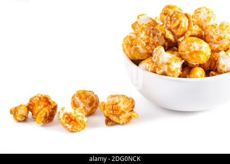 Dolce caramello dorato caramello caramello popcorn in una ciotola sfondo bianco Foto Stock