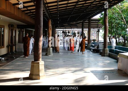 Chiang mai, Thailandia - 18 novembre 2020: Monaco buddista e persone che camminano per la meditazione della consapevolezza all'hotel Khumphucome a Chiang mai, Thailandia Foto Stock