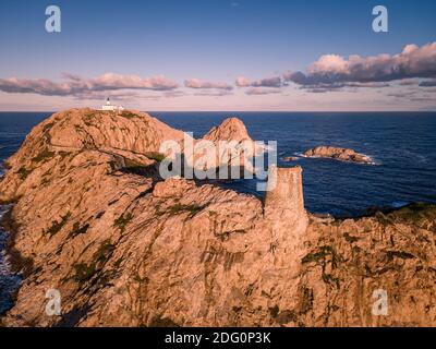 Vista aerea del sole di mattina presto sul faro e. Torre Genovese a la pietra in Ile Rousse nel Balagne regione della Corsica Foto Stock