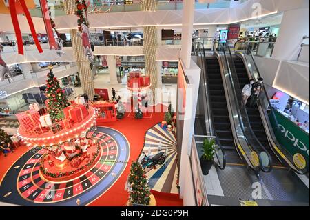 Kuala Lumpur, Malesia. 7 Dic 2020. Poche persone sono viste in un centro commerciale nella zona di Bukit Bintang, che è usato per essere una destinazione turistica, a Kuala Lumpur, Malesia, 7 dicembre 2020. Malaysia Tourism Promotion Board ha detto Lunedi che gli arrivi turistici del paese in gennaio a settembre di quest'anno aveva fatto un taglio del 78.6 per cento a 4.3 milioni di euro da 20.1 milioni di euro l'anno fa, come la diffusione di COVID-19 ha colpito il settore del turismo. Credit: Chong Voon Chung/Xinhua/Alamy Live News Foto Stock