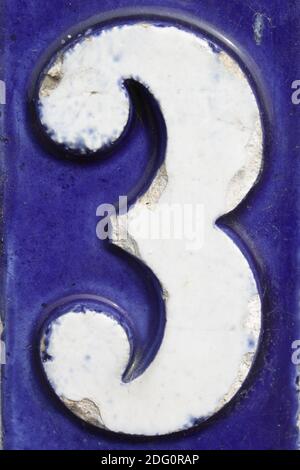 Numero tre sulla piastra degli indirizzi Foto Stock