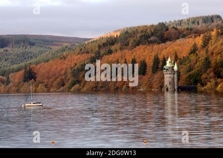 Scena autunnale al lago Vyrnwy. Nella foto: La torre vittoriana, giovedì 5 novembre 2020. Foto Stock