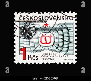 MOSCA, RUSSIA - 18 AGOSTO 2018: Un francobollo stampato in Cecoslovacchia mostra l'anno Mondiale delle Comunicazioni sociali - 30 anni di CS TV, anno Mondiale delle Telecomunicazioni Foto Stock