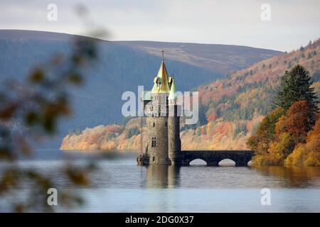 Scena autunnale al lago Vyrnwy. Nella foto: La torre vittoriana, giovedì 5 novembre 2020. Foto Stock