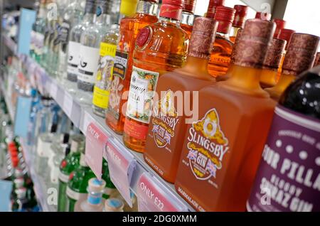 gin di specialità sugli scaffali del supermercato, norfolk, inghilterra Foto Stock