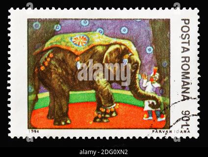 MOSCA, RUSSIA - 18 AGOSTO 2018: Un francobollo stampato in Romania mostra l'elefante asiatico (Elephas maximus) in Circus, serie, circa 1994 Foto Stock