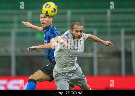 MILANO, ITALIA - 5 DICEMBRE: Ivan Perisic di Inter Milano, Lorenzo de Silvestri di Bologna durante la serie A match tra Inter Milano e Bologna a St Foto Stock