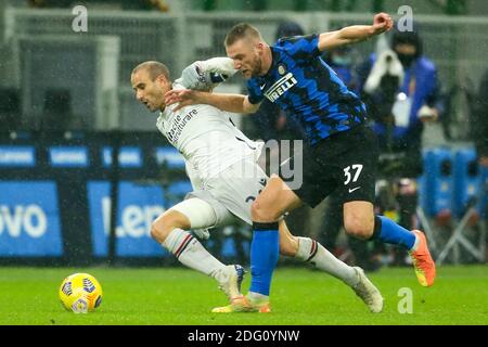 MILANO, ITALIA - 5 DICEMBRE: Rodrigo Palacio di Bologna, Milano Skriniar di Inter Milano durante la Serie A match tra Inter Milano e Bologna a Stadi Foto Stock