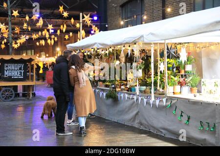 The Canopy Market Off Granary Square a Kings Cross a Natale, nel nord di Londra, Regno Unito Foto Stock