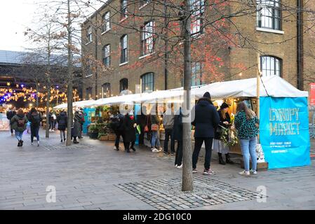 The Canopy Market Off Granary Square a Kings Cross a Natale, nel nord di Londra, Regno Unito Foto Stock