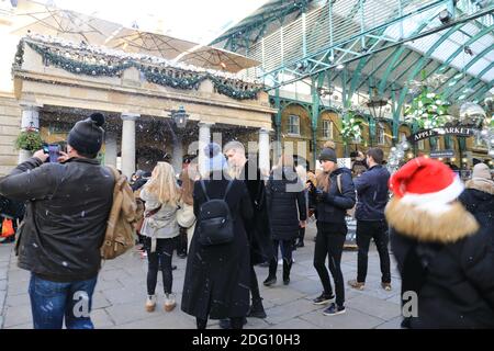 Covent Garden occupato con gli acquirenti di Natale dopo il coronavirus 2 ° chiusura nazionale, 2020, a Londra, Regno Unito Foto Stock