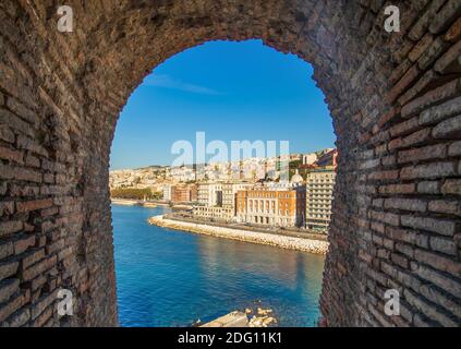 Entrambi i quartieri storici di Napoli, Chiaia e Pallonetto presentano una splendida architettura. Qui il lungomare visto da Castel dell'Ovo Foto Stock