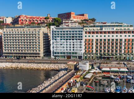 Entrambi i quartieri storici di Napoli, Chiaia e Pallonetto presentano una splendida architettura. Qui il lungomare visto da Castel dell'Ovo Foto Stock