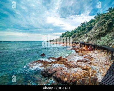 Ponte di legno su un sentiero a piedi nelle montagne a. Khao Laem Ya Parco Nazionale Rayong Thailandia Foto Stock