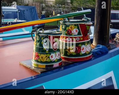 Buckby innaffiatoi decorate in rose e castelli canal arte, Stoke Bruerne, REGNO UNITO Foto Stock