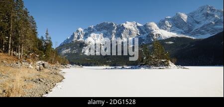 Guardare al Zugspitze, la montagna più alta in Germania Foto Stock