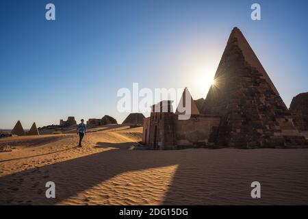 Piramidi di Meroe al tramonto Foto Stock