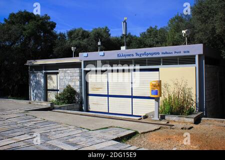 Atene, Grecia, marzo 14 2020 - l'ufficio postale ellenico intorno alla collina dell'Acropoli è stato chiuso a causa dell'epidemia di Coronavirus. Foto Stock