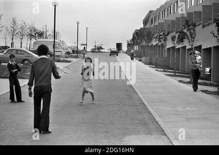 Milton Keynes New Town anni '1970 bambini del Regno Unito che giocano per strada pochissime auto in un nuovo moderno sviluppo abitativo a reddito medio, una nuova città è in costruzione. 1977 Milton Keynes, Buckinghamshire, Inghilterra HOMER SYKES Foto Stock