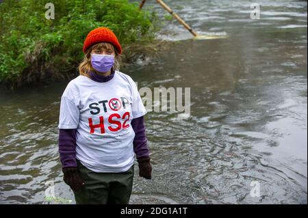 Denham, Buckinghamshire, Regno Unito. 7 dicembre 2020. Dan Hooper, un attivista veterano dell'ambiente conosciuto come swampy, è attualmente bloccato su un'enorme struttura di bambù nel fiume Colne a Denham. Gli attivisti hanno messo il "faro della verità" al primo mattino. L'HS2 ha già abbattuto molti alberi maturi nel Denham Country Park davanti alla costruzione del ponte. Gli attivisti della ribellione anti HS2 al campo di protezione della fauna selvatica di Denham Ford stanno provando a impedire che il ponte attraversi oggi il fiume Colne e che l'HS2 possa distruggere ulteriormente i boschi. Credit: Maureen McLean/Alamy Live News Foto Stock